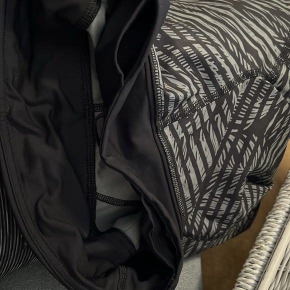 Lululemon black/gray feather stripe crop leggings – size 4 - Picture 7 of 7